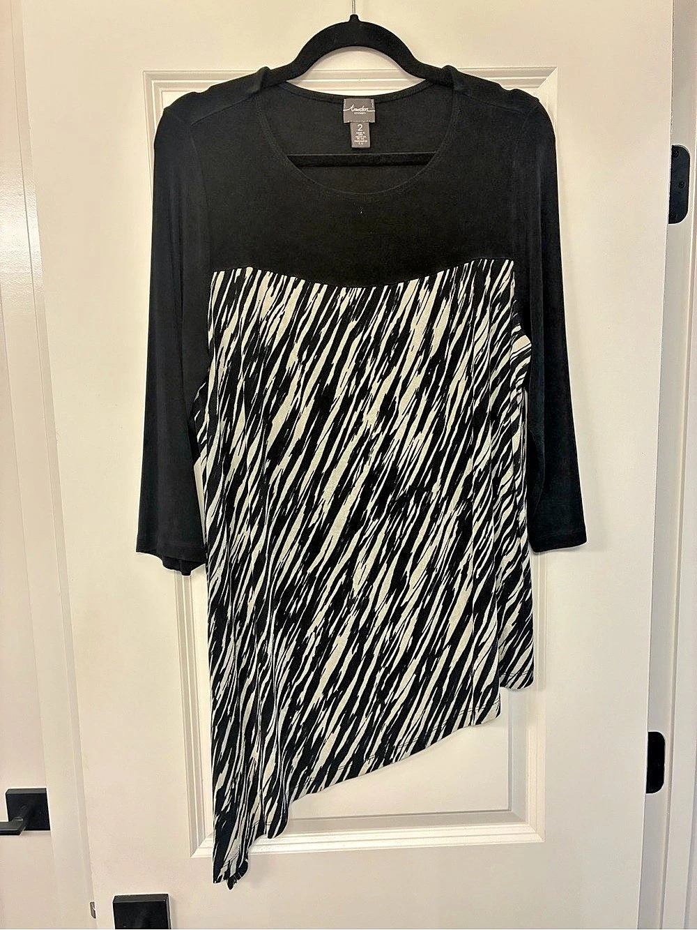 travelers by Chico's Abstract Asymmetrical Top in Black & Gray Size 2